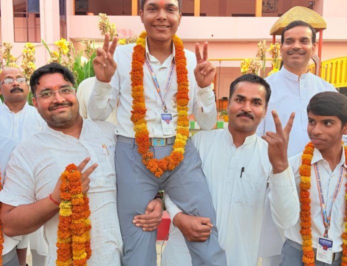 सरस्वती विद्या मंदिर माधव ज्ञान केंद्र के छात्रों ने लहराया परचम, यश शुक्ला बने टॉपर