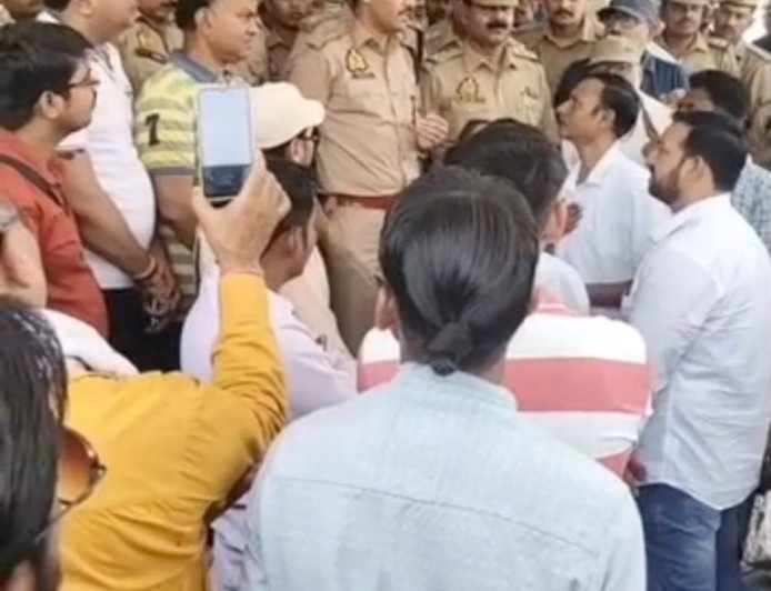 कौशांबी: इंस्पेक्टर की बदजुबानी पर भड़के पत्रकार, एसपी कार्यालय का घेराव कर माँगा निलंबन