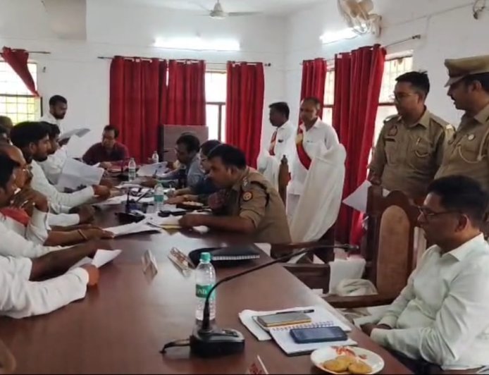 कुंडा: जिला स्तरीय समाधान दिवस में 'साहब' नदारद, 244 फरियादियों में से केवल 11 को मिला मौके पर न्याय