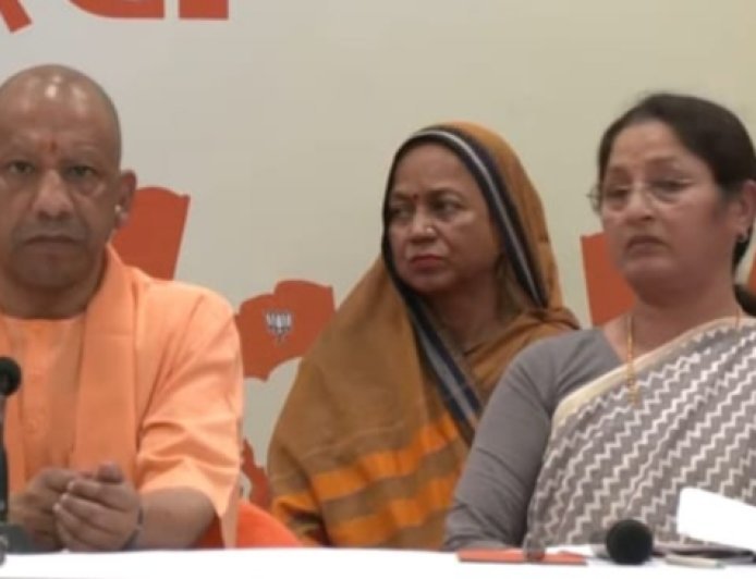 योगी का सपा-कांग्रेस पर प्रहार: शाहबानो और गेस्ट हाउस कांड का दिया हवाला