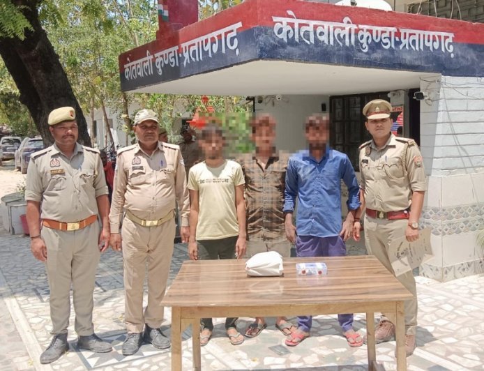 कुण्डा पुलिस की बड़ी कामयाबी: महिला का पर्स छीनने वाले तीन शातिर चोर गिरफ्तार, चोरी का माल बरामद