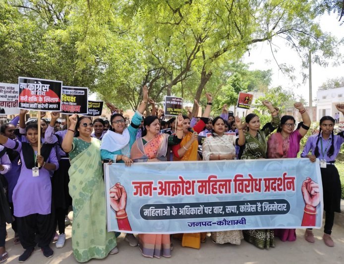 कौशाम्बी में स्कूली छात्राओं की रैली पर गरमाई सियासत, कार्रवाई की मांग