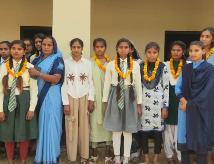 प्रतापगढ़: रामपुर संग्रामगढ़ में मेधावियों का जलवा, काजल पटेल और गायत्री पाल ने बोर्ड परीक्षा में लहराया परचम