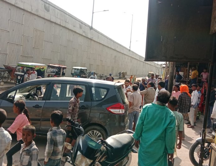 कौशाम्बी: चाकवन चौराहे पर तेज रफ्तार कार ने ई-रिक्शा को रौंदा, मची अफरा-तफरी