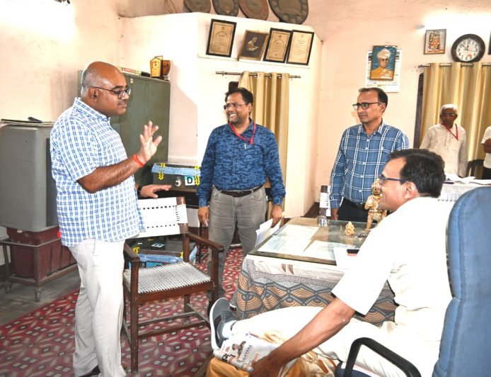 कानपुर: होमगार्ड भर्ती परीक्षा के लिए मुस्तैद प्रशासन, जिलाधिकारी ने जे.एन.के. इंटर कॉलेज का किया औचक निरीक्षण