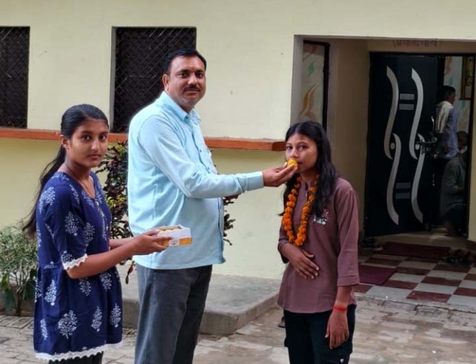 यूपी बोर्ड 2026: सालिक राम दयाराम शास्त्री इंटर कॉलेज के मेधावियों का जलवा, टॉपर्स ने लहराया सफलता का परचम