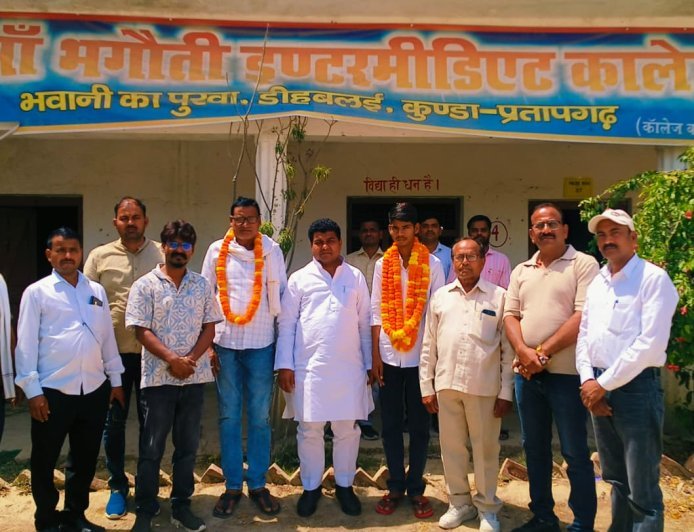 प्रतापगढ़: हाई स्कूल टॉपर सत्यम यादव से मिले ओपीएस अध्यक्ष विजय कुमार बंधु; मेधावी छात्र का बढ़ाया हौसला