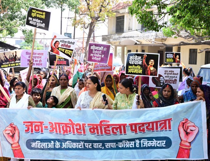 कौशाम्बी: मंझनपुर में गूंजा 'नारी शक्ति' का उद्घोष, सपा-कांग्रेस के खिलाफ महिलाओं ने निकाली जन-आक्रोश पदयात्रा