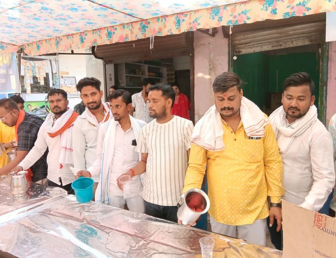 कानपुर: 'कामतानाथ टी स्टॉल' के उद्घाटन पर उमड़ी भीड़, भीषण गर्मी में शीतल शरबत पिलाकर राहगीरों को दी राहत