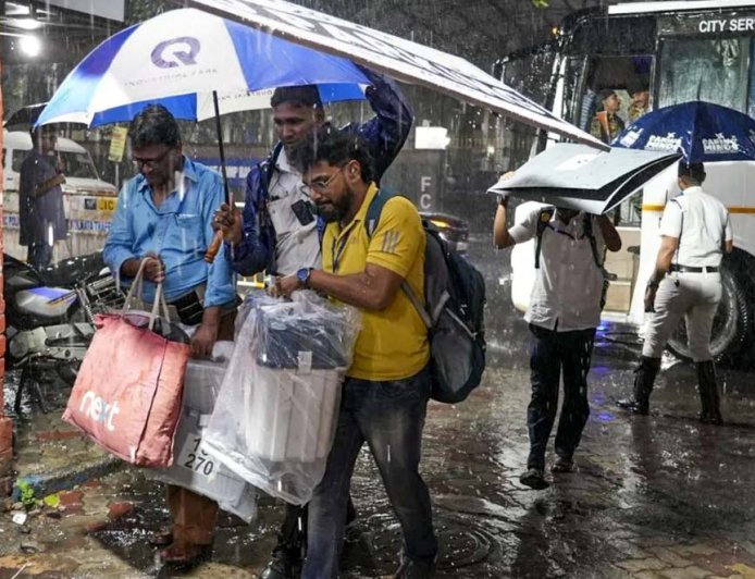 यूपी से लेकर बंगाल तक आंधी-तूफान का तांडव, असम-मेघालय समेत 5 राज्यों में रेड अलर्ट