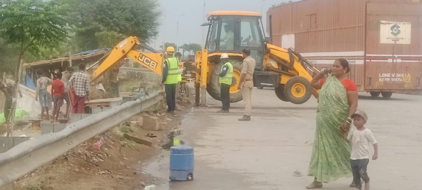 कौशाम्बी: कोखराज टोल प्लाजा पर गरजा जेसीबी, सर्विस रोड से हटाए गए वर्षों पुराने अवैध कब्जे