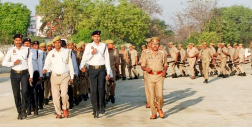कौशाम्बी: एसपी सत्य नारायण प्रजापत ने ली परेड की सलामी, पुलिस लाइन की व्यवस्थाओं का परखा हाल