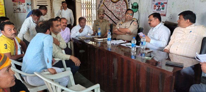 गाँव की समस्या, गाँव में समाधान: एसडीएम चायल ने कशिया पूर्व में लगाई चौपाल, जमीनी विवादों का मौके पर किया निस्तारण