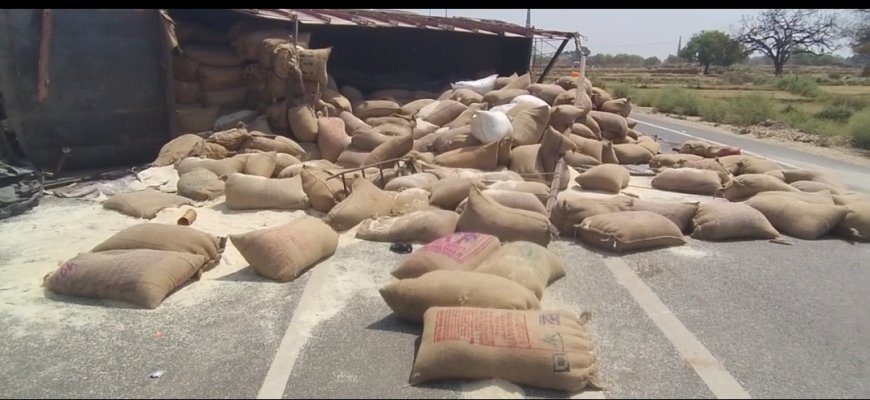 कौशाम्बी: रामवनगमन मार्ग पर हादसा, पत्थर से टकराकर अनाज से लदा ट्रक पलटा; चालक-खलासी गंभीर