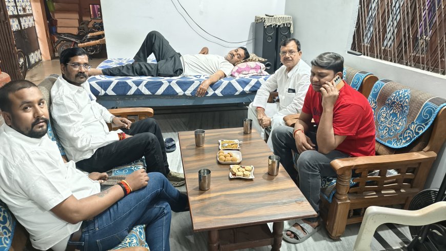 भरवारी: पत्रकार राजू सक्सेना का हाल जानने पहुंचे पूर्व चेयरमैन और गणमान्य लोग, जल्द स्वस्थ होने की कामना