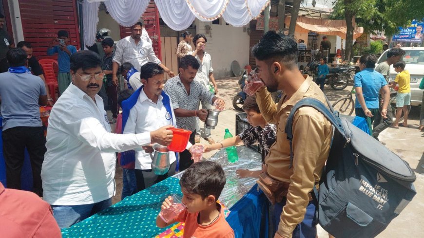 कानपुर: भीषण गर्मी में 'शीतल' संदेश, अंबेडकर जयंती पर कामतानाथ प्रॉपर्टीज ने पिलाया हजारों राहगीरों को शरबत