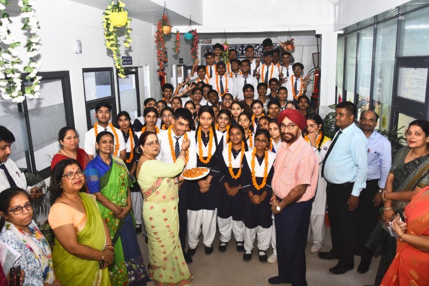 अभावों को पछाड़ त्रिशनित ने रची सफलता की इबारत: टूटी कलम से लिखा जीत का नया अध्याय