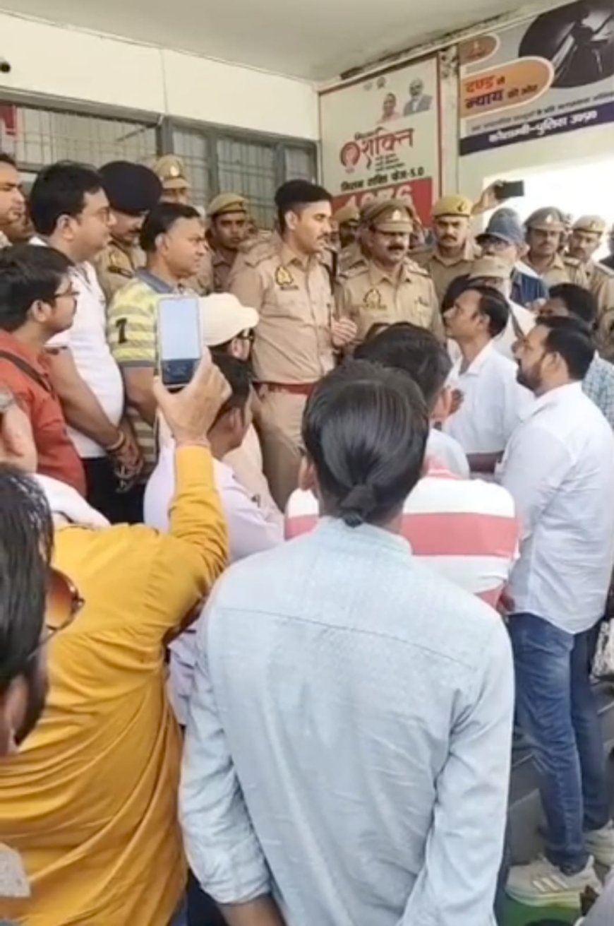 कौशांबी: इंस्पेक्टर की बदजुबानी पर भड़के पत्रकार, एसपी कार्यालय का घेराव कर माँगा निलंबन