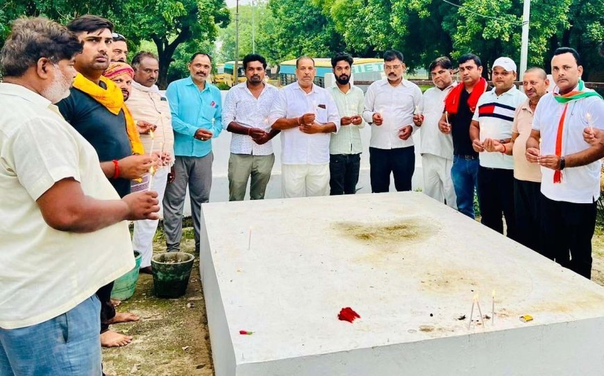 कौशांबी: शहीद स्थल पर कैंडल जलाकर दी गई श्रद्धांजलि, आतंकवाद के विरुद्ध एकजुटता का संकल्प