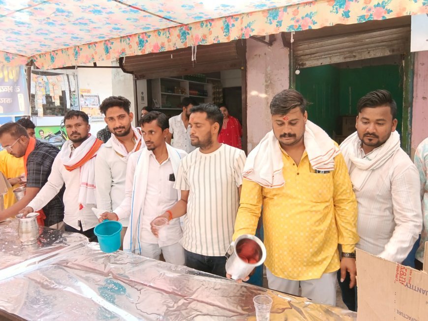 कानपुर: 'कामतानाथ टी स्टॉल' के उद्घाटन पर उमड़ी भीड़, भीषण गर्मी में शीतल शरबत पिलाकर राहगीरों को दी राहत