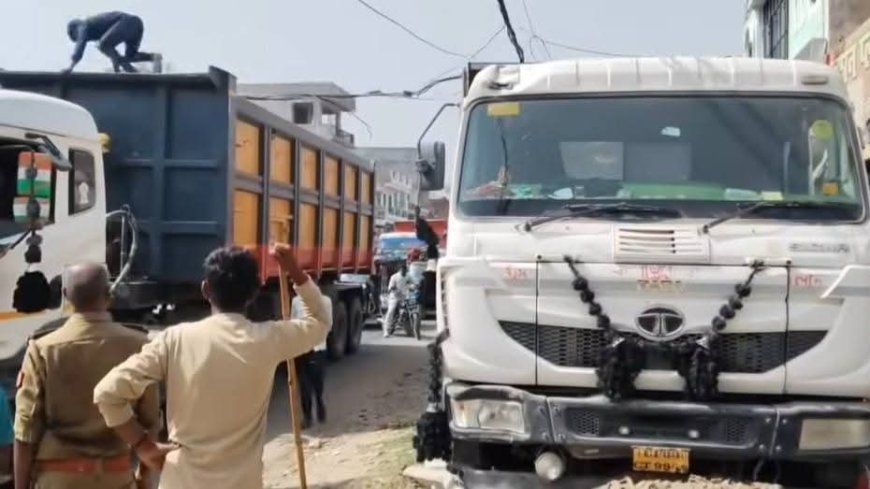 कौशाम्बी: सिराथू रोड पर अनियंत्रित डंपर घर में घुसा, बिजली के तार टूटने से लगा मीलों लंबा जाम