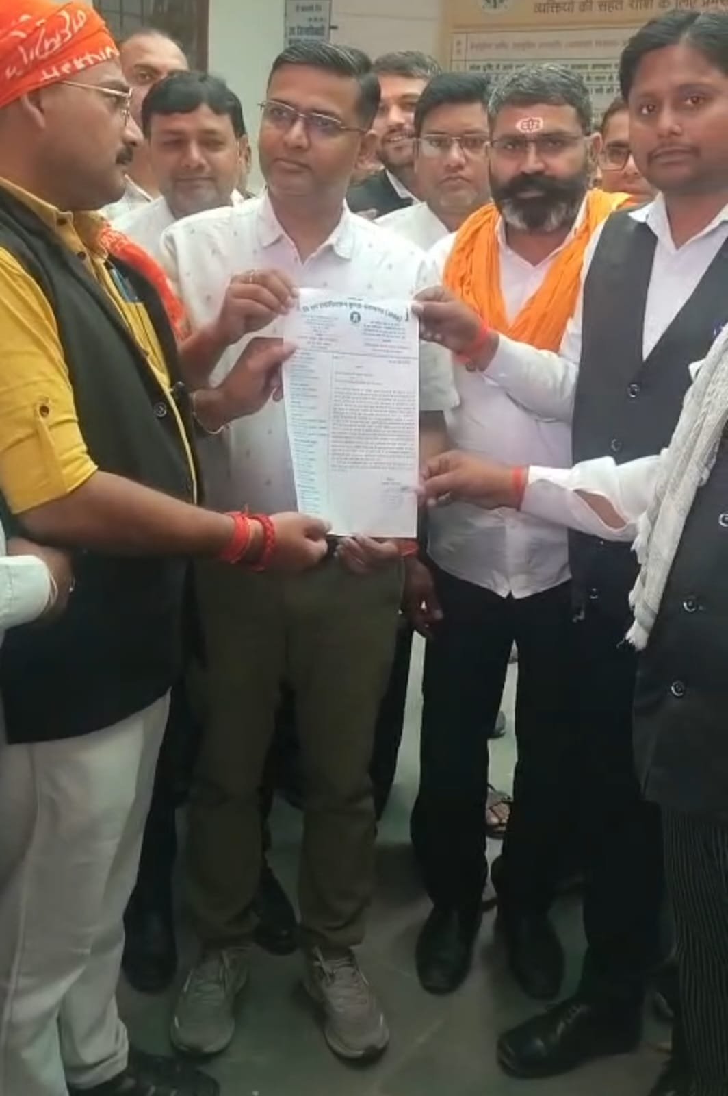 कुंडा में आर-पार की जंग: तहसीलदार के खिलाफ दूसरे दिन भी वकीलों का हल्ला बोल, दी तालाबंदी की चेतावनी