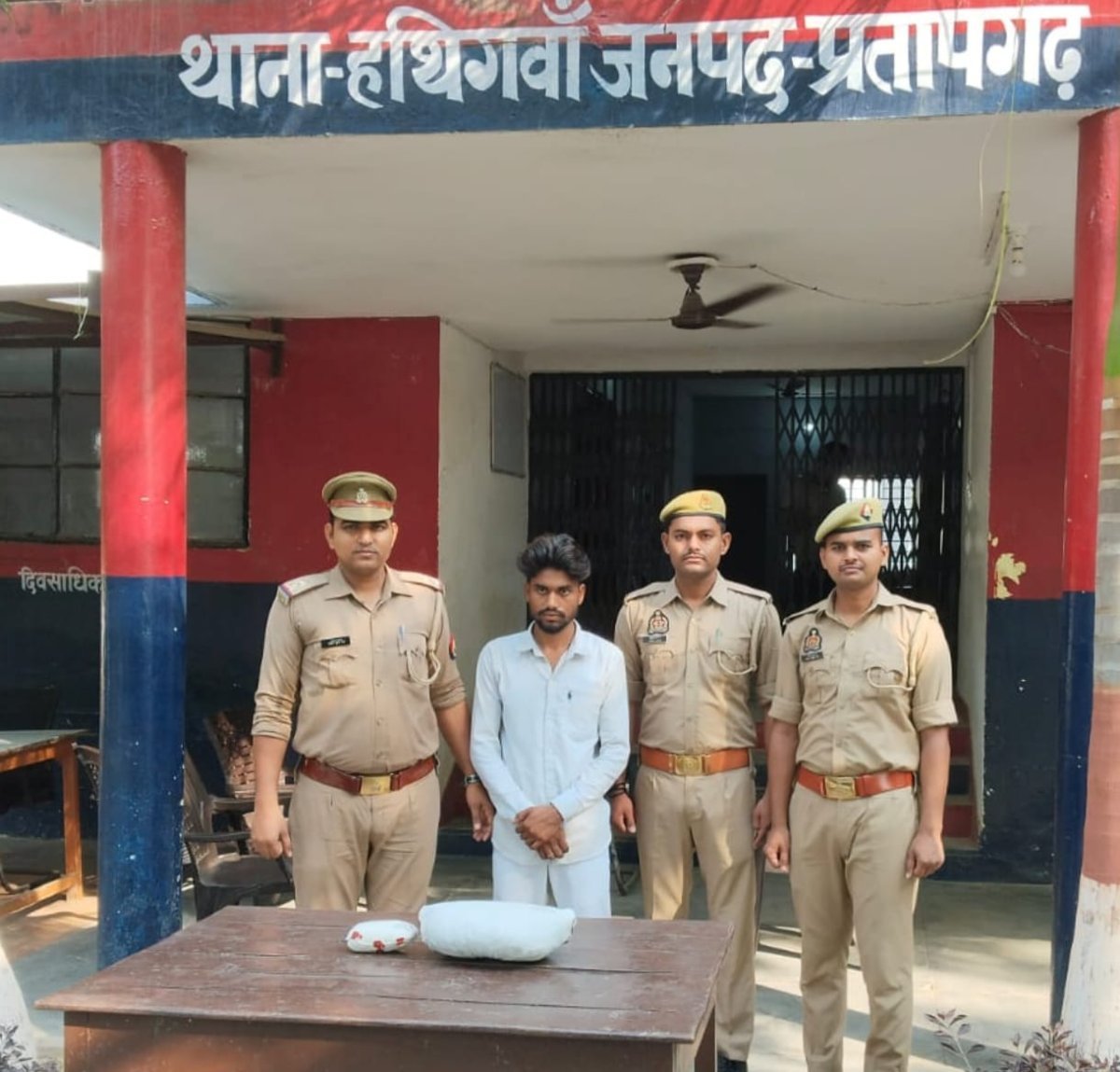 'ऑपरेशन प्रहार' का असर: हथिगवां में डेढ़ किलो गांजे के साथ महेशगंज का युवक गिरफ्तार, पुलिस ने भेजा जेल