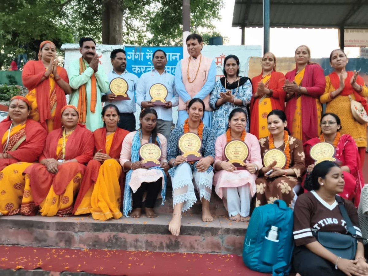 ऋषिकेश: 'वसुंधरा करुणा दीप पुरस्कार' से महका पूर्णानंद घाट, मानवता की सेवा के लिए नर्सें सम्मानित