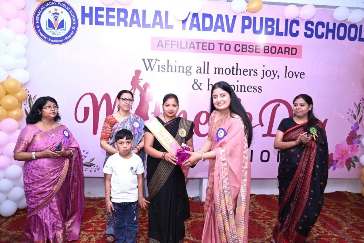 हीरालाल यादव ग्रुप ऑफ कालेजेज में 'मदर्स डे' पर बिखरे उल्लास के रंग