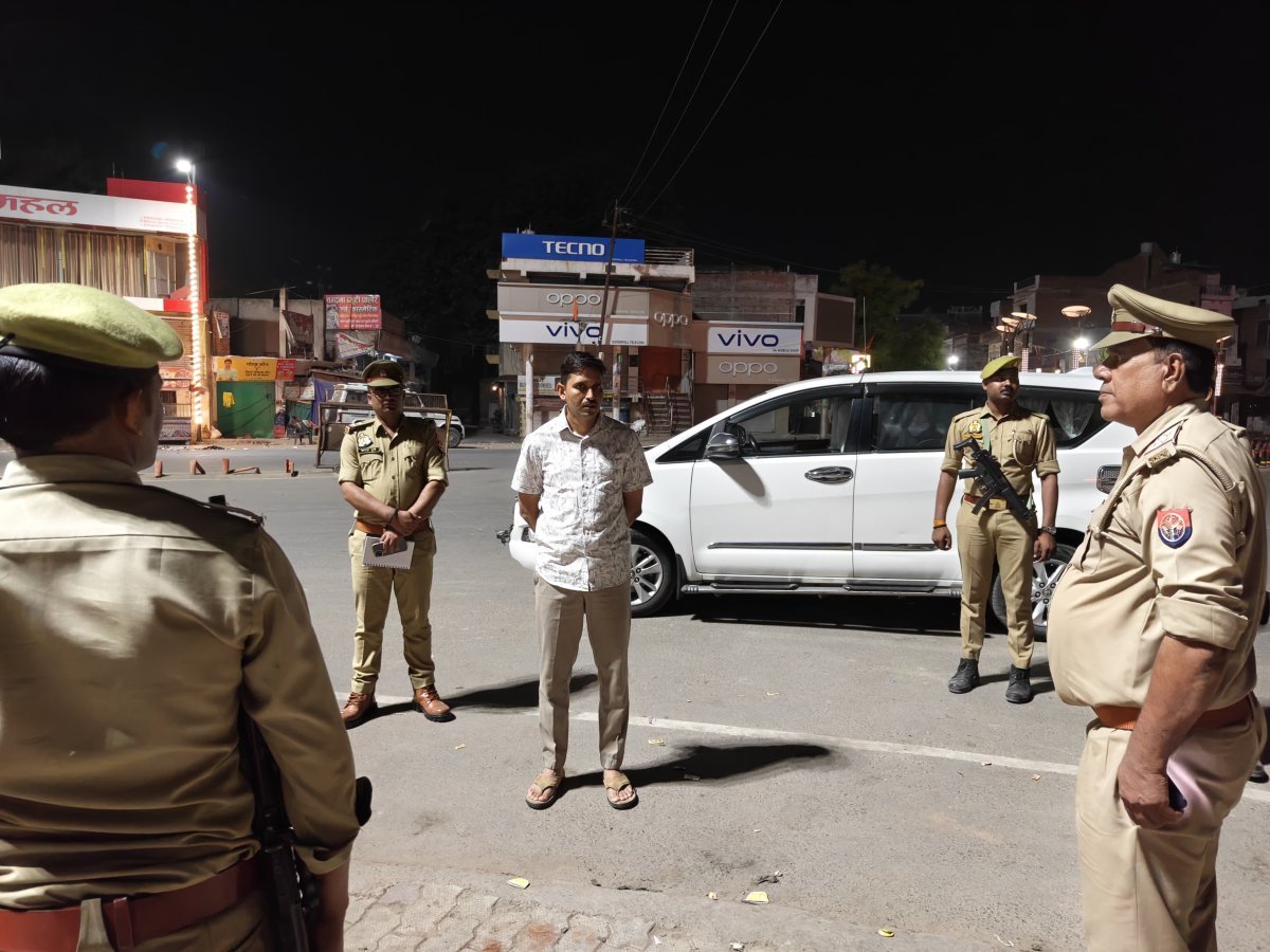 कौशाम्बी: आधी रात सड़कों पर उतरे एसपी सत्यनारायण, सुरक्षा व्यवस्था का लिया जायजा; लापरवाहों को दी चेतावनी