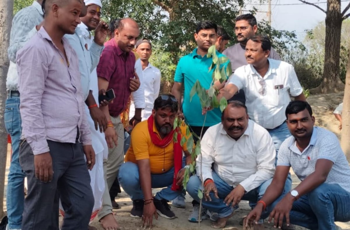 पर्यावरण का संदेश: सुजीत मिश्रा ने पिता की स्मृति में रोपे पौधे, मानिकपुर में गूंजी संरक्षण की गूंज