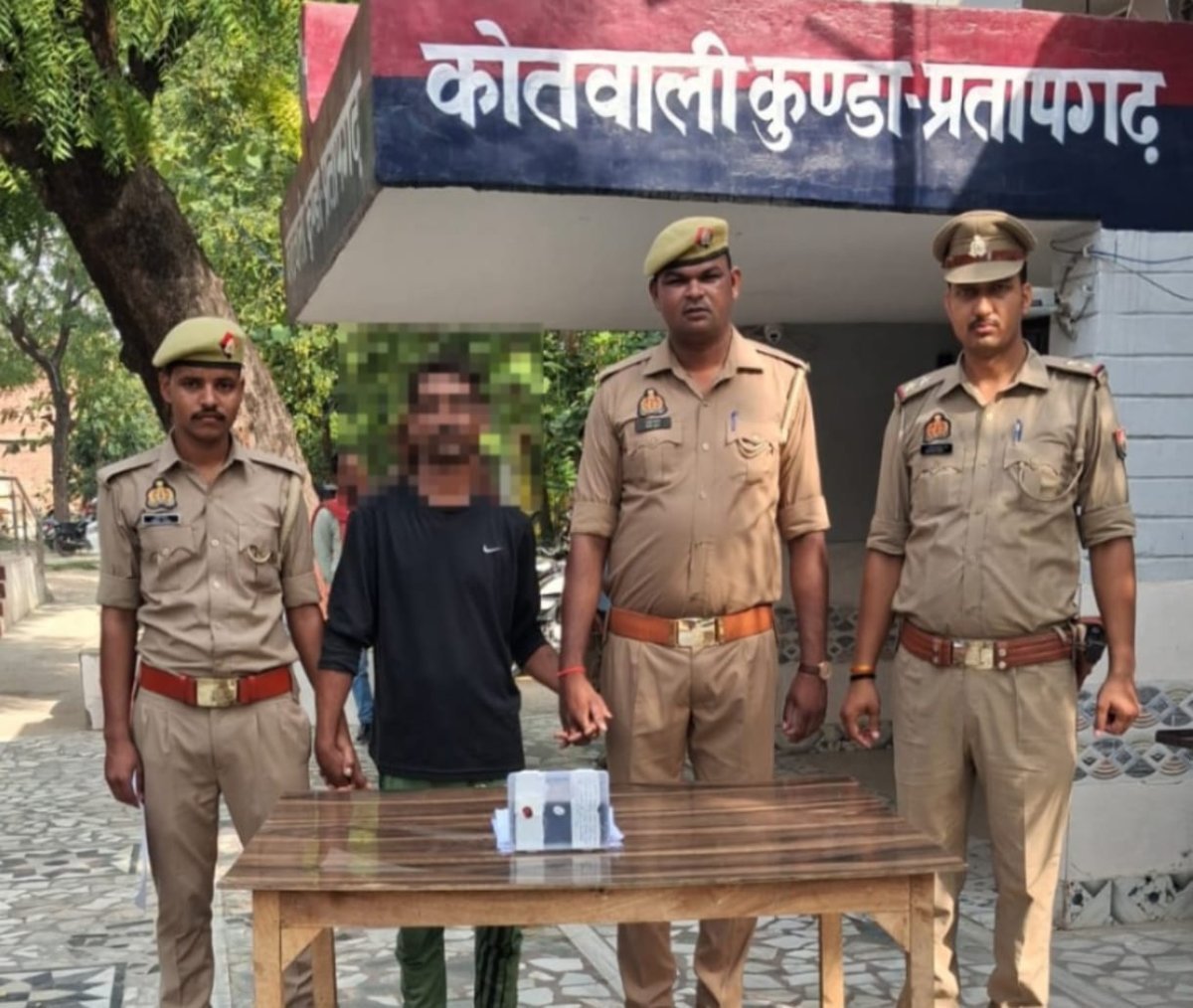 कुंडा पुलिस का बड़ा एक्शन: चोरी के मोबाइल और तीन अवैध बम के साथ शातिर अपराधी गिरफ्तार