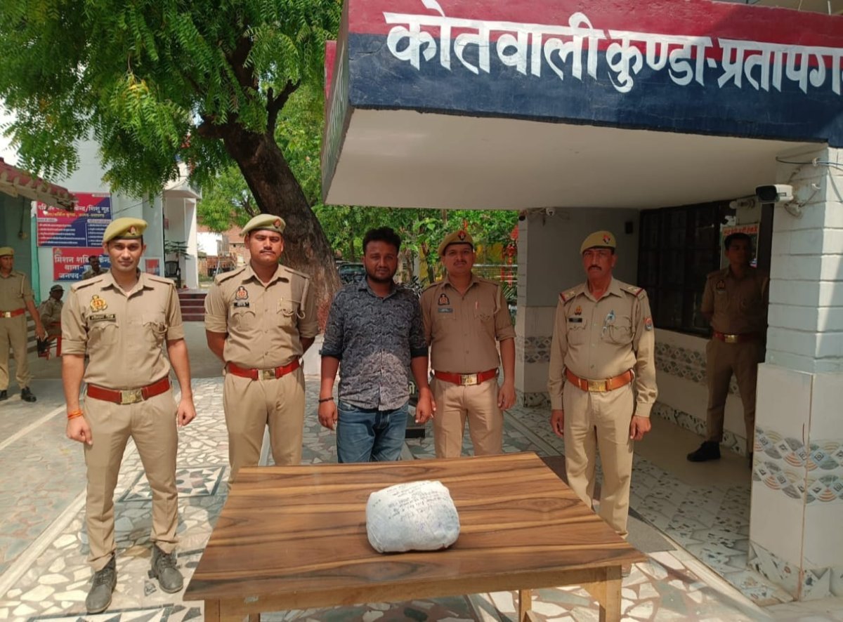 कुंडा में 'ऑपरेशन प्रहार' का जलवा: तिलौरी नहर के पास सवा किलो गांजे के साथ प्रयागराज का युवक दबोचा