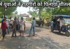 कुंडा में युवाओं ने राहगीरों को पिलाया शीतल शर्बत