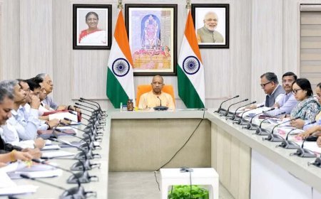 यूपी में होंगे 8 ऐतिहासिक कार्य, सीएम योगी की अफसरों को दो-टूक- 'देरी पर होगी कार्रवाई'