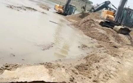 कौशाम्बी: यमुना की कोख छलनी कर रहे बालू माफिया, NGT के नियमों को ताक पर रख जलधारा में गरज रहीं मशीनें