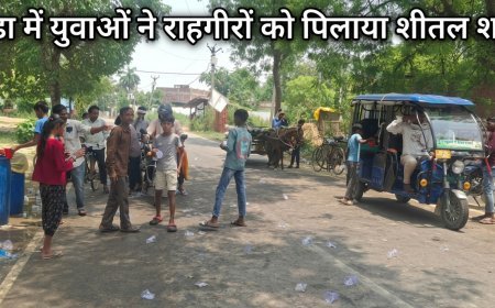 कुंडा में युवाओं ने राहगीरों को पिलाया शीतल शर्बत