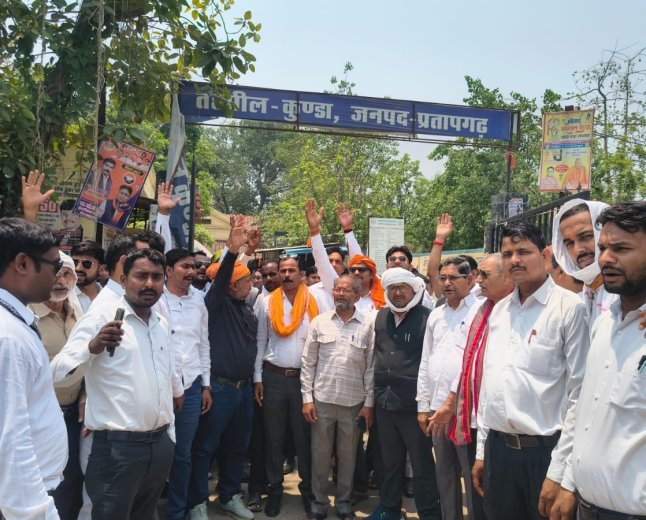 कुंडा: तहसीलदार के खिलाफ सातवें दिन भी गरजा अधिवक्ताओं का आक्रोश, आंदोलन उग्र करने की दी चेतावनी
