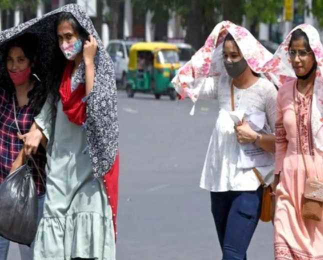 यूपी में आसमान से बरसेगी आग: 10 जिलों में 'रेड अलर्ट', जानें आपके शहर का क्या है हाल