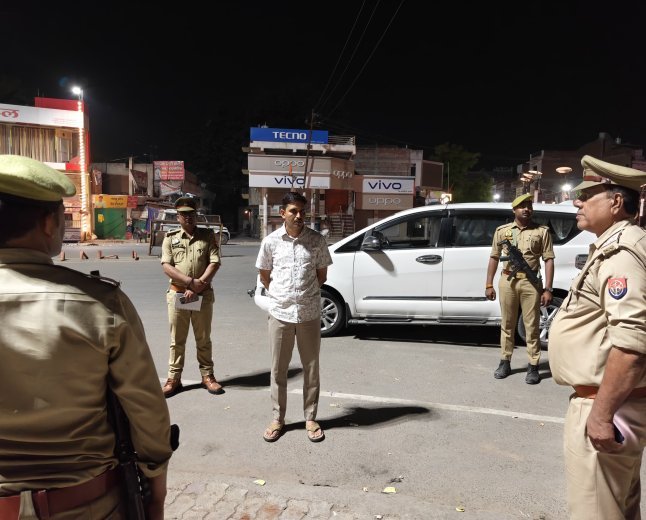 कौशाम्बी: आधी रात सड़कों पर उतरे एसपी सत्यनारायण, सुरक्षा व्यवस्था का लिया जायजा; लापरवाहों को दी चेतावनी