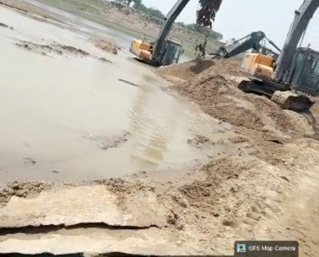 कौशाम्बी: यमुना की कोख छलनी कर रहे बालू माफिया, NGT के नियमों को ताक पर रख जलधारा में गरज रहीं मशीनें