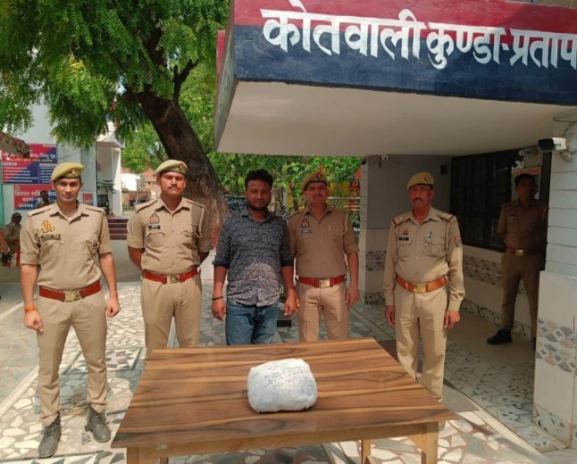 कुंडा में 'ऑपरेशन प्रहार' का जलवा: तिलौरी नहर के पास सवा किलो गांजे के साथ प्रयागराज का युवक दबोचा