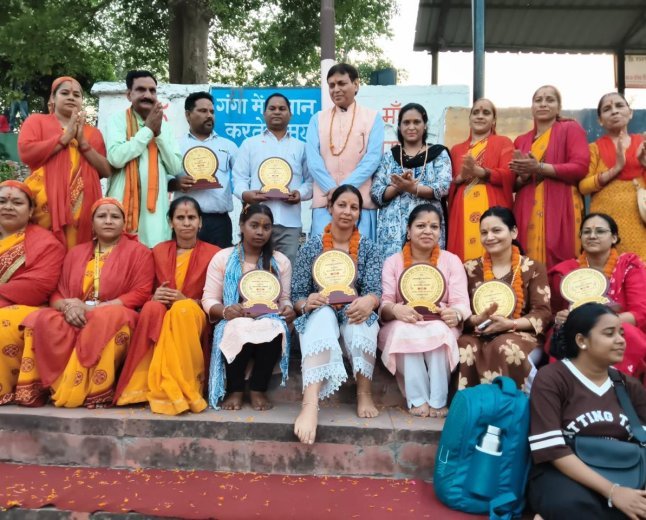 ऋषिकेश: 'वसुंधरा करुणा दीप पुरस्कार' से महका पूर्णानंद घाट, मानवता की सेवा के लिए नर्सें सम्मानित