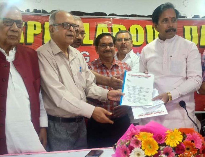 मई दिवस पर पत्रकारों का शक्ति प्रदर्शन: न्यूनतम पेंशन ₹5000 करने के लिए दिल्ली में दस्तक देंगे श्रम मंत्री अनिल राजभर