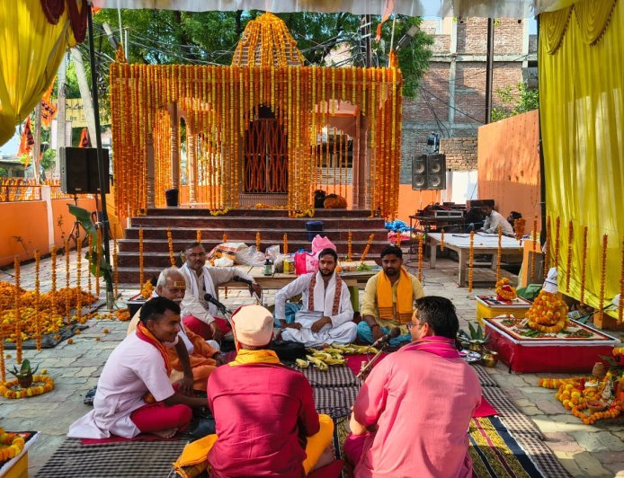 मानिकपुर नगर पंचायत परिसर में पंचमुखी हनुमान मंदिर प्राण प्रतिष्ठा शुरू, आज निकलेगी भव्य शोभायात्रा