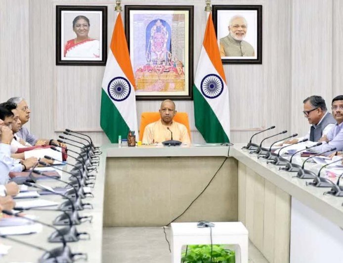 यूपी में होंगे 8 ऐतिहासिक कार्य, सीएम योगी की अफसरों को दो-टूक- 'देरी पर होगी कार्रवाई'