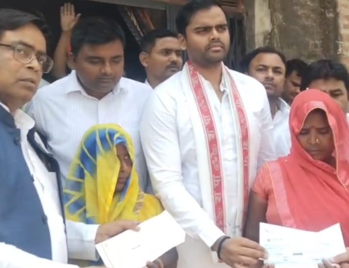 शोक में डूबे गांव पहुंचे सांसद और विधायक, कहा- "दुख की घड़ी में हम साथ हैं"