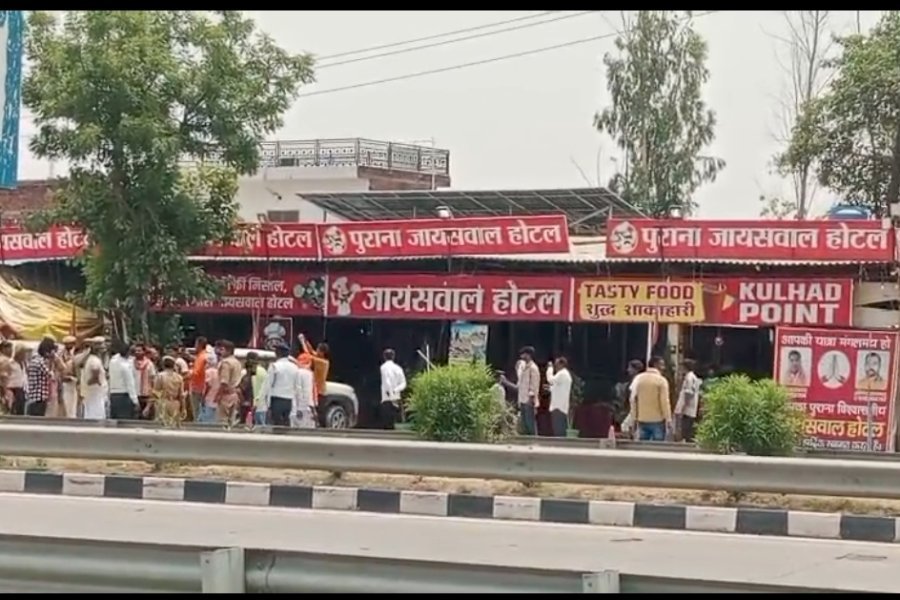 कौशाम्बी: कोखराज में होटल संचालकों का 'तांडव', पुलिस जीप पर पेट्रोल डाल फूंकने की कोशिश; खुद पर शौचालय का पानी डाल दी जान देने की धमकी