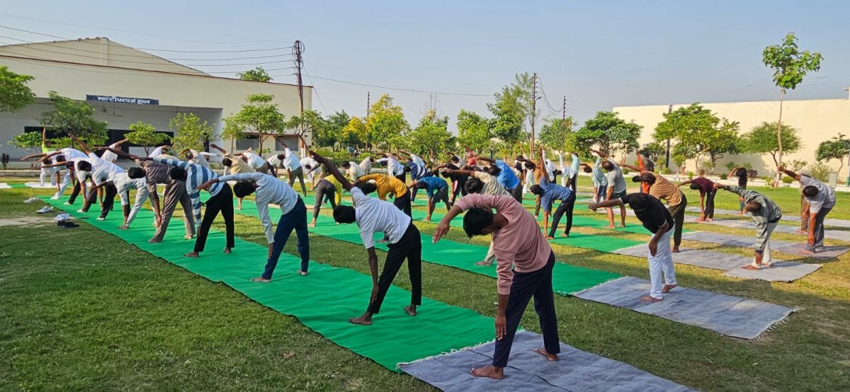 ambedkarnagar के श्रवण धाम और जिला कारागार में बृहद योग शिविर आयोजित