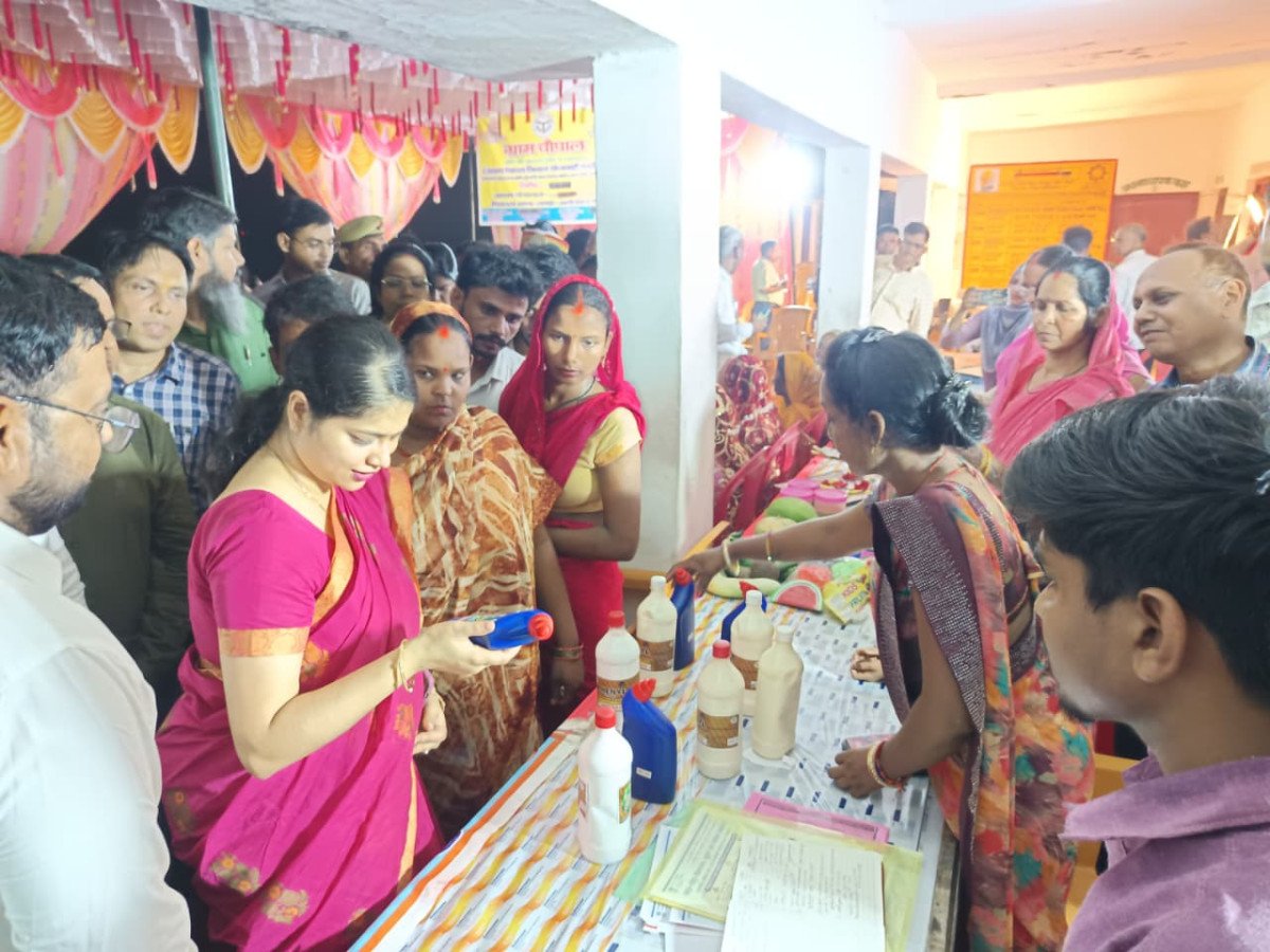 DM Ambedkarnagar ने रात्रिकालीन चौपाल में सुनी जनसमस्याएं, किया निस्तारण